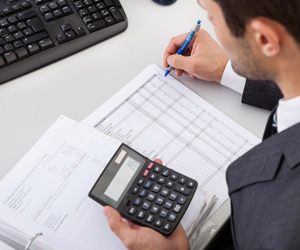 Bram Services persona haciendo cuentas